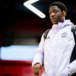 Kobbie Mainoo em ação pelo Manchester United x Manchester City.