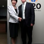 Keir Starmer deve se encontrar com seu homólogo japonês Sanae Takaichi hoje em Tóquio. Na foto: Starmer e Takaichi durante uma reunião bilateral na cúpula do G20 em Joanesburgo, África do Sul. Data da foto: sábado, 22 de novembro de 2025