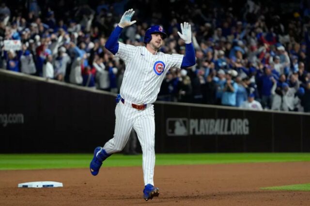 O defensor direito do Chicago Cubs, Kyle Tucker (30), reage depois de fazer um home run contra o Milwaukee Brewers durante a sétima entrada do quarto jogo da rodada NLDS para os playoffs da MLB de 2025 no Wrigley Field.