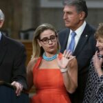 ARQUIVO - O senador Kyrsten Sinema, Arizona, questiona o secretário de Defesa Lloyd Austin testemunhando perante uma audiência do Comitê de Dotações do Senado para examinar o pedido suplementar de segurança nacional, no Capitólio em Washington, terça-feira, 31 de outubro de 2023. (AP Photo / Manuel Balce Ceneta, Arquivo)