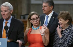 Kyrsten Sinema ainda é uma merda ARQUIVO - O senador Kyrsten Sinema, Arizona, questiona o secretário de Defesa Lloyd Austin testemunhando perante uma audiência do Comitê de Dotações do Senado para examinar o pedido suplementar de segurança nacional, no Capitólio em Washington, terça-feira, 31 de outubro de 2023. (AP Photo / Manuel Balce Ceneta, Arquivo)