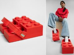 LEGO estreia colaboração bizarra com Crocs na Paris Fashion Week – e os fãs estão pirando: ‘Brick-tacular’ Uma pessoa vestindo Crocs vermelhos com tema Lego, jeans claros e um moletom vermelho, sentada em um bloco de madeira.