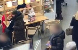 Ladrão momentâneo rouba mochila contendo £ 600 em pertences em St Pancras – antes de ser preso segundos depois por policiais à paisana que o pegaram em flagrante Este é o momento em que um ladrão, na foto à esquerda, rouba uma mochila contendo £ 600 em pertences na estação de St Pancras