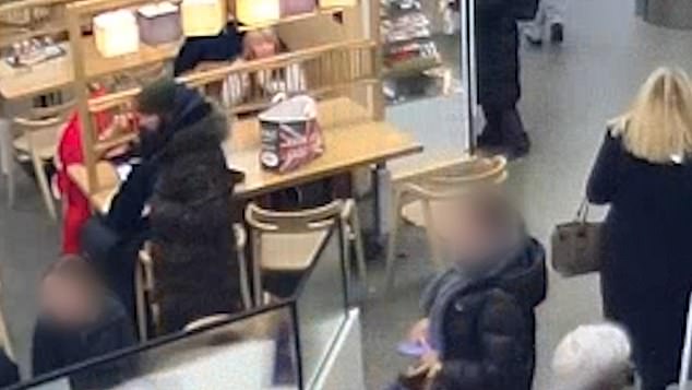 Ladrão momentâneo rouba mochila contendo £ 600 em pertences em Este é o momento em que um ladrão, na foto à esquerda, rouba uma mochila contendo £ 600 em pertences na estação de St Pancras