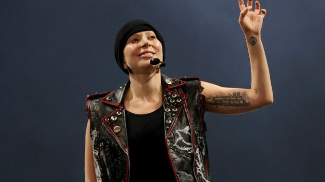 Lady Gaga pausa show em Tóquio para condenar o ICE e apoiar os americanos 'que estão sendo impiedosamente alvejados': 'Precisamos voltar para um lugar seguro'
