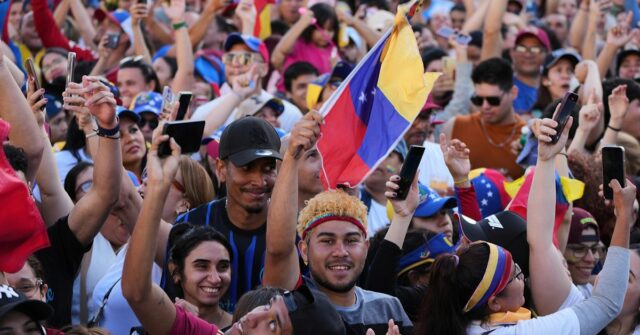 Lágrimas de alegria enquanto milhões celebram a queda de Maduro
