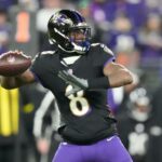O quarterback do Baltimore Ravens, Lamar Jackson (8), passa contra o New England Patriots durante o primeiro tempo de um jogo de futebol americano da NFL, domingo, 21 de dezembro de 2025, em Baltimore.