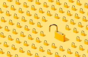 Lapso de segurança do UStrive expôs dados pessoais de seus usuários, incluindo crianças High angle view of many yellow padlocks on yellow background. One of them is open.