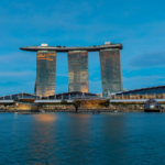 Céu azul à noite, com o hotel Marina Bay Sands ao fundo. Las Vegas Sands vê aumento no relatório financeiro do quarto trimestre, mas Sands China cai