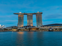 Las Vegas Sands vê aumento no relatório financeiro do quarto trimestre, mas Sands China cai Céu azul à noite, com o hotel Marina Bay Sands ao fundo. Las Vegas Sands vê aumento no relatório financeiro do quarto trimestre, mas Sands China cai