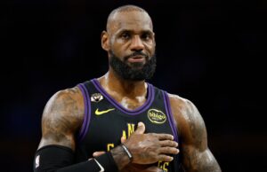 LeBron James começa a chorar durante o possível último jogo em Cleveland LeBron James começa a chorar durante o possível último jogo em Cleveland