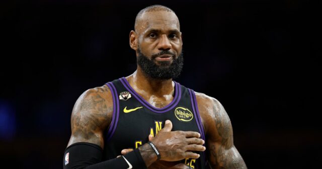 LeBron James começa a chorar durante o possível último jogo em Cleveland
