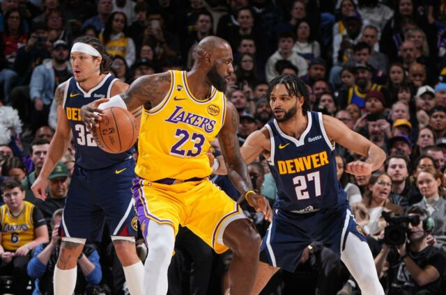 LeBron James e Lakers entrando em um momento de verdade LeBron James, do Lakers, driblando a bola contra dois jogadores do Denver Nuggets durante um jogo.