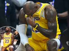 LeBron James luta contra as lágrimas durante o vídeo de tributo aos Cavaliers enquanto questões sobre o futuro da NBA se aproximam LeBron James reagindo no banco durante um vídeo-tributo.