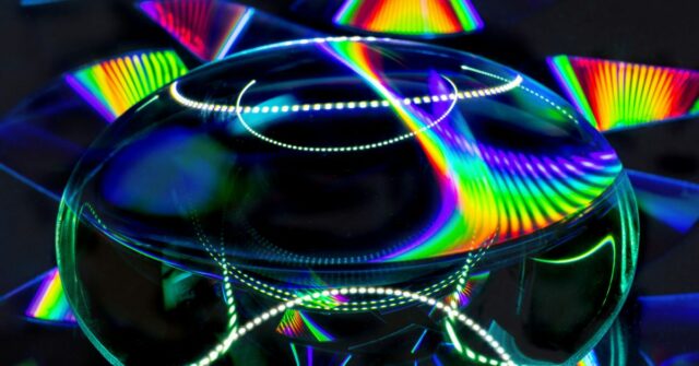 Leaker sugere que futuros iPhones poderiam ter câmeras multiespectrais | Imagem puramente conceitual mostra uma lente biconvexa com padrões de arco-íris