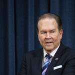 O presidente Donald Trump fala sobre a construção do salão de baile da Casa Branca ao chegar para falar durante uma reunião com executivos do petróleo na Sala Leste da Casa Branca, sexta-feira, 9 de janeiro de 2026, em Washington. (Foto AP/Evan Vucci)