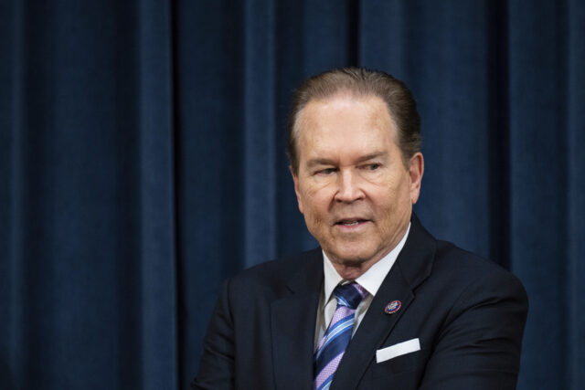 O presidente Donald Trump fala sobre a construção do salão de baile da Casa Branca ao chegar para falar durante uma reunião com executivos do petróleo na Sala Leste da Casa Branca, sexta-feira, 9 de janeiro de 2026, em Washington. (Foto AP/Evan Vucci)