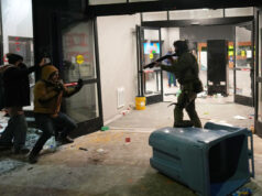 Legisladores de extrema direita querem que Trump redobre a violência no ICE Manifestante segura cartazes durante um protesto em frente ao gabinete da senadora Amy Klobuchar, D-Minn., na segunda-feira, 26 de janeiro de 2026, em Minneapolis, depois que Alex Pretti foi morto a tiros por um oficial da Patrulha de Fronteira dos EUA no fim de semana. (Foto AP / Adam Gray)