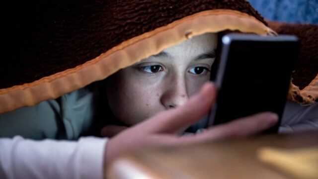 Legisladores franceses declaram 'batalha por mentes livres' após aprovar proibição de mídia social para crianças menores de 15 anos
