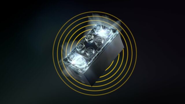 Tijolo e figura de Lego contra um fundo preto.