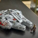 um menino brincando com conjuntos inteligentes de Lego Star Wars