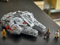 Lego revela mais 5 conjuntos Star Wars Smart Play, incluindo um Millennium Falcon: onde encomendar um menino brincando com conjuntos inteligentes de Lego Star Wars