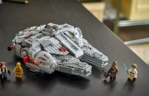 Lego revela mais 5 conjuntos Star Wars Smart Play, incluindo um Millennium Falcon: onde encomendar um menino brincando com conjuntos inteligentes de Lego Star Wars