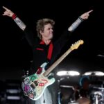 Fãs, incluindo Ashley Lim, de Pleasanton, centro, reagem enquanto o Green Day se apresenta durante sua Saviours Tour no Oracle Park em San Francisco, Califórnia, na sexta-feira, 20 de setembro de 2024. Lim subiu no palco para cantar brevemente com o vocalista Billie Joe Armstrong. (Jane Tyska/Grupo de Notícias da Bay Area)