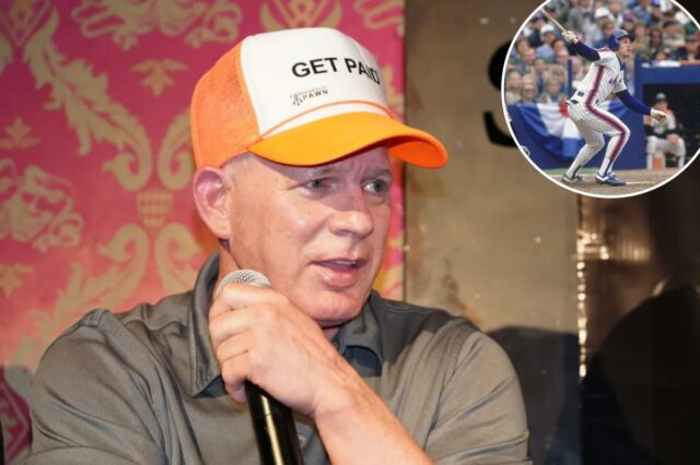 O ex-Met Lenny Dykstra fala ao microfone, usando um chapéu branco e laranja que diz 