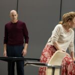 Lesley Manville, estrela de 'Édipo', sobre coordenadores de intimidade, modernizando Sófocles para a era Epstein e fazendo sua estreia na Broadway