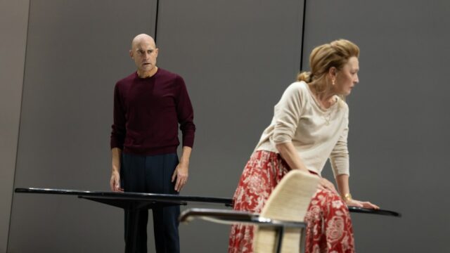 Lesley Manville, estrela de 'Édipo', sobre coordenadores de intimidade, modernizando Sófocles para a era Epstein e fazendo sua estreia na Broadway
