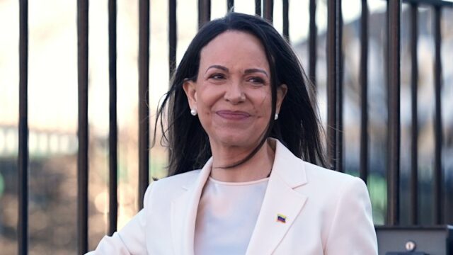 A líder da oposição venezuelana María Corina Machado deixa o Capitólio na quinta-feira.