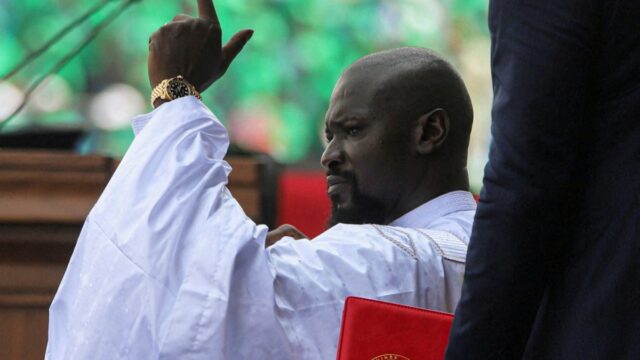 Líder militar Doumbouya toma posse como presidente da Guiné
