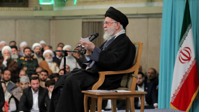 Líder supremo do Irã, Ali Khamenei, culpa Trump por protestos mortais
