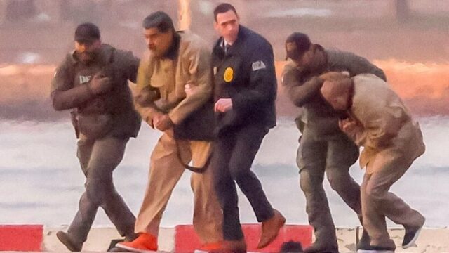 Líder venezuelano deposto, Maduro, chega ao tribunal federal em Nova Maduro chega ao heliporto antes de ser transferido em veículo para o tribunal.