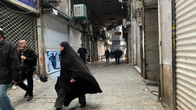 Líderes do Irã alertam manifestantes e inimigos estrangeiros à medida que a agitação mortal aumenta
