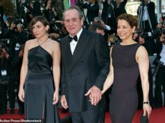 Ligação perturbadora para o 911 revela possível causa da morte da filha de Tommy Lee Jones, Victoria, 34, e diz que ela sofreu ‘mudança de cor’ Uma ligação para o 911 relatando a morte de Victoria Jones (mais à esquerda ao lado do pai Tommy e da madrasta Dawn) descreveu-a como tendo sofrido uma possível overdose