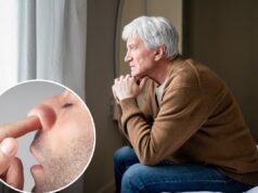 Ligação “potencialmente assustadora” entre cutucar o nariz e Alzheimer Um jovem com cabelo curto e barba por fazer cutuca o nariz.