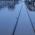 Linha Pekalongan-Sragi submersa em inundação, 145 passageiros do trem Ciremai desviados para o trem Harina