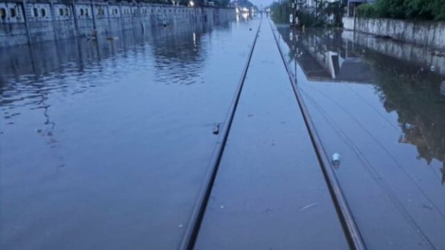 Linha Pekalongan-Sragi submersa em inundação, 145 passageiros do trem Ciremai desviados para o trem Harina
