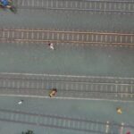 Linha ferroviária da estação Pekalongan-Sragi submersa em inundações, várias viagens de trem canceladas