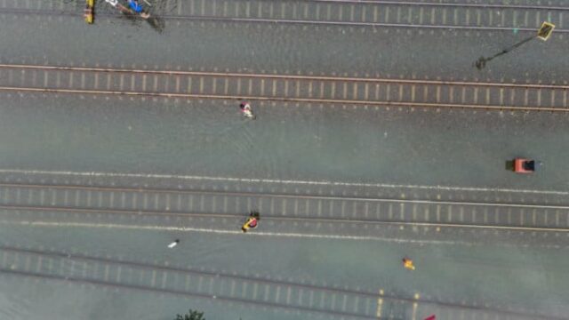 Linha ferroviária da estação Pekalongan-Sragi submersa em inundações, várias viagens de trem canceladas
