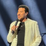 Lionel Richie executa seu hit,