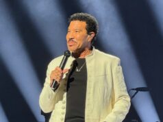 Lionel Richie dá um show para o público da Universidade de Santa Clara Lionel Richie executa seu hit,