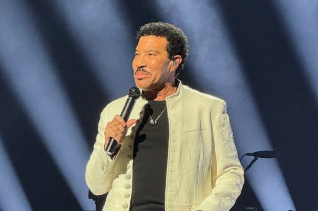 Lionel Richie dá um show para o público da Universidade Lionel Richie executa seu hit,