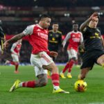 Lisandro Martinez reage durante a partida da Premier League entre Arsenal e Manchester United no Emirates Stadium em 2026 em Londres, Inglaterra.
