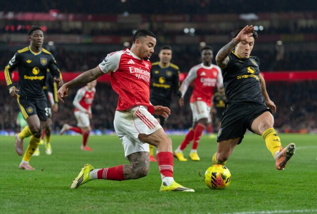 Lisandro Martinez reage durante a partida da Premier League entre Arsenal e Manchester United no Emirates Stadium em 2026 em Londres, Inglaterra.