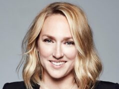 Liz Tigelaar estabelece acordo geral conjunto com CBS Studios e Paramount Television Studios Uma mulher negra sorri na frente de um bcakdrop para o Emmy