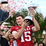 Paul Finebaum da SEC Network durante o pré-jogo no Darrell K Royal-Texas Memorial Stadium.
