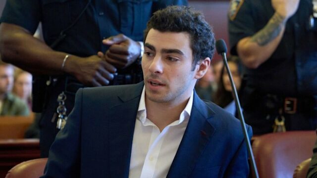 Luigi Mangione, centro, durante uma audiência pré-julgamento na Suprema Corte do Estado de Nova York, em dezembro do ano passado. 